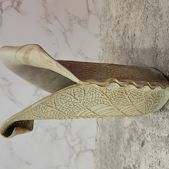 Textured Leaf Patterned Ceramic Vase - Picture 3 of 8